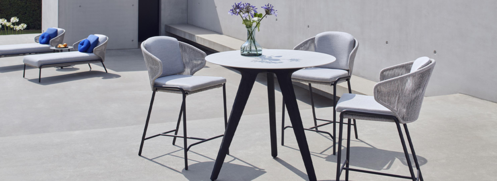Outdoor Round Table 